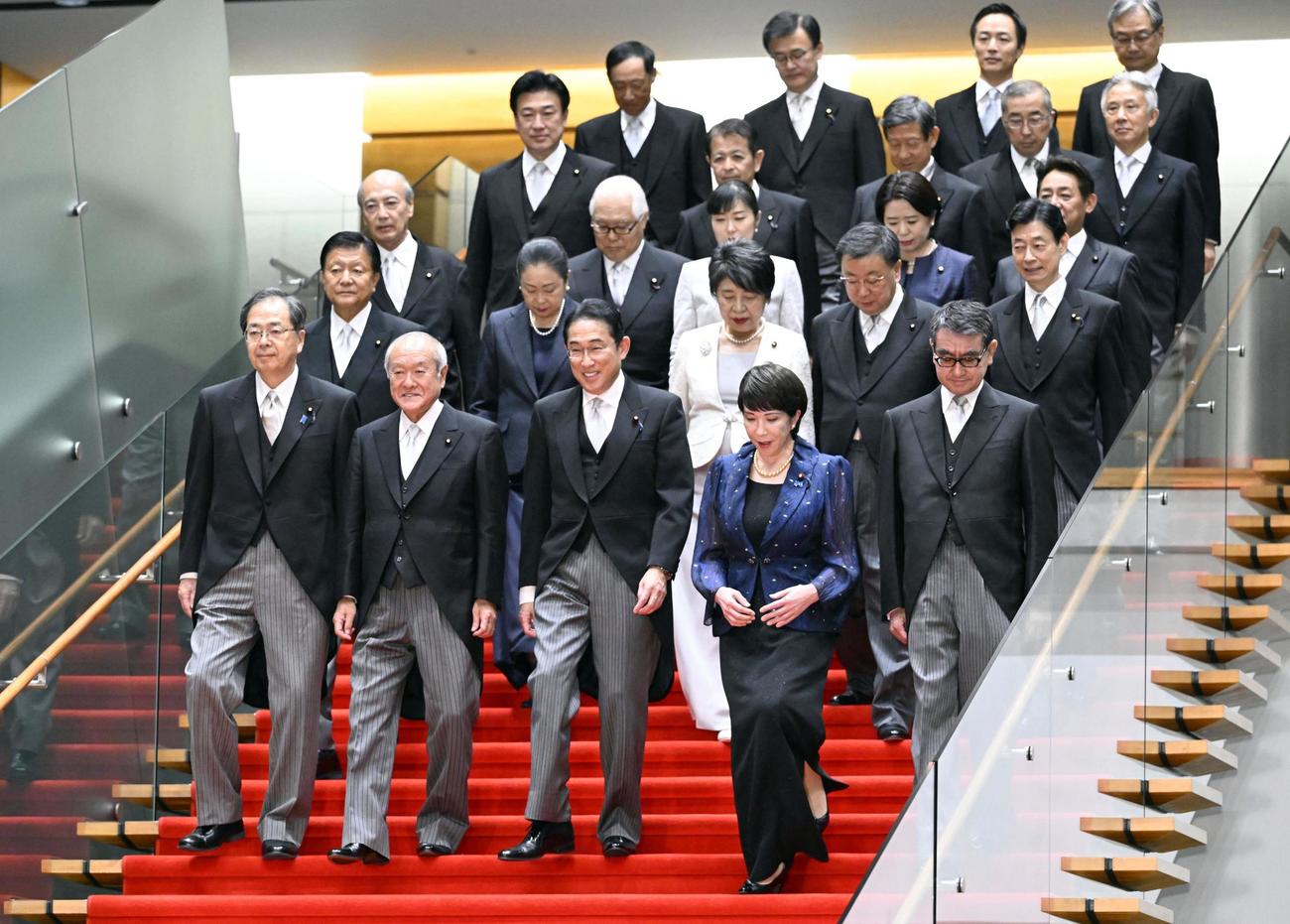 第2次岸田再改造内閣が発足し、記念写真に納まる岸田文雄首相（前列中央）と閣僚ら（共同）