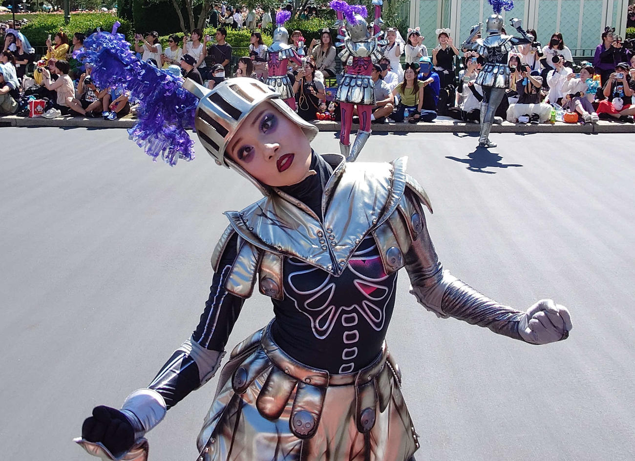 通常のパレードが中止になり、ダンスなしだったが沿道に向かってパフォーマンスするダンサー（撮影・寺沢卓）