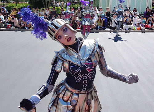 通常のパレードが中止になり、ダンスなしだったが沿道に向かってパフォーマンスするダンサー（撮影・寺沢卓）