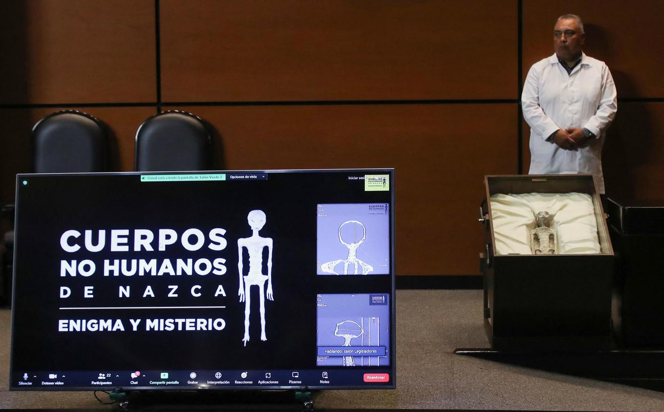 メキシコの議会で「エイリアンの証拠」として公開された遺体（ロイター）