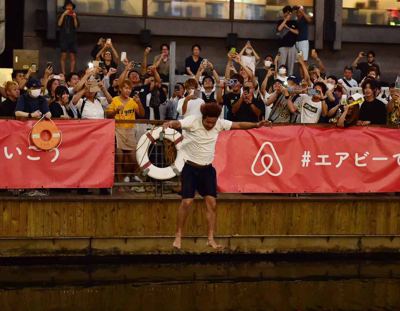 道頓堀に飛び込む人（撮影・清水貴仁）