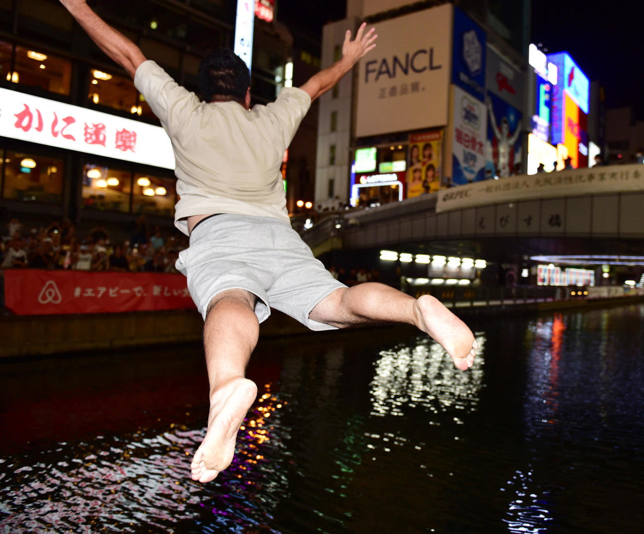 道頓堀に飛び込む男性（撮影・清水貴仁）
