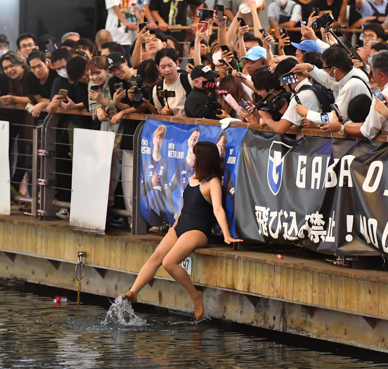 道頓堀に飛び込もうとする水着女性、結局飛び込ます（撮影・清水貴仁）