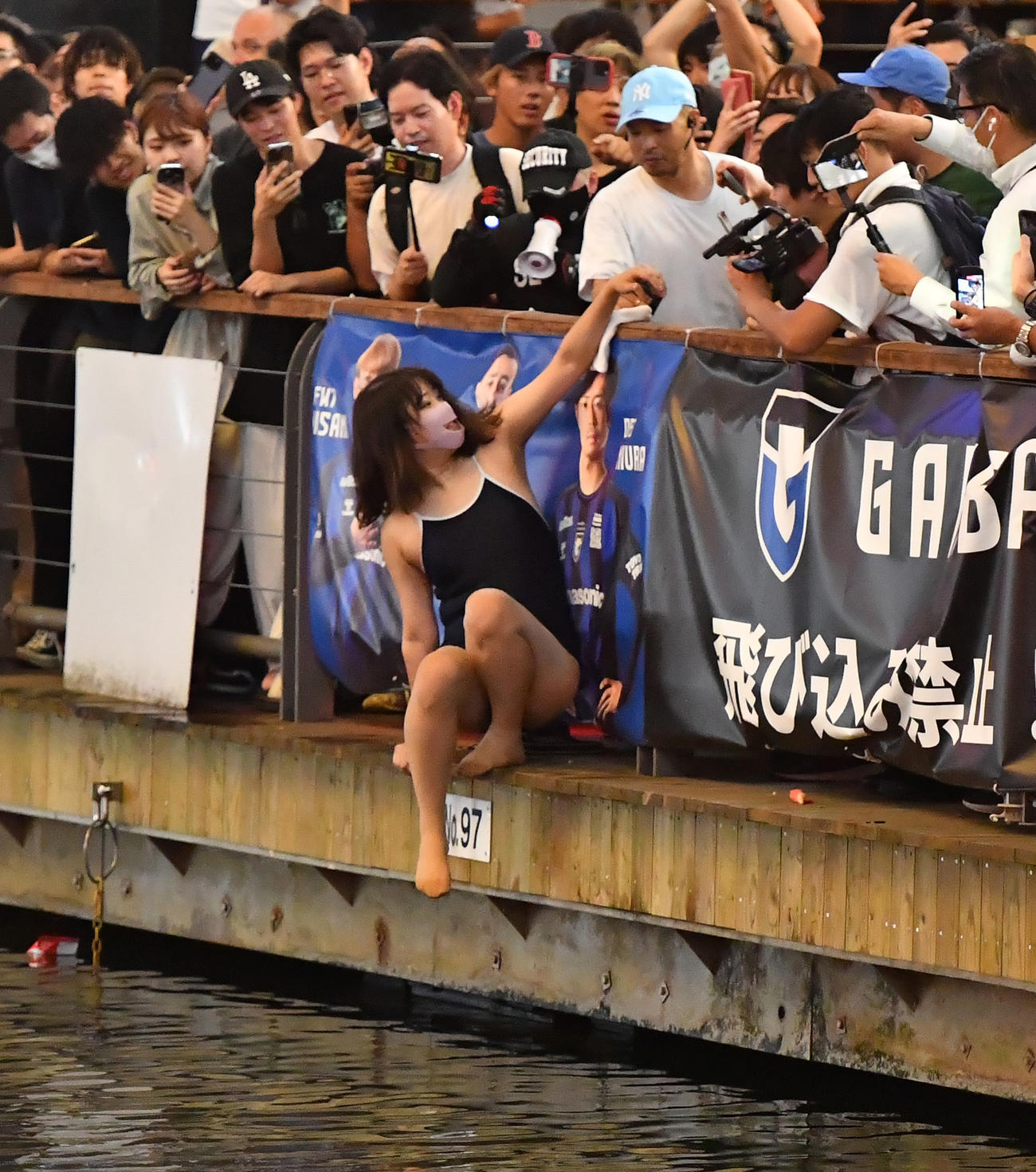 道頓堀に飛び込もうとする水着女性、結局飛び込ます（撮影・清水貴仁）
