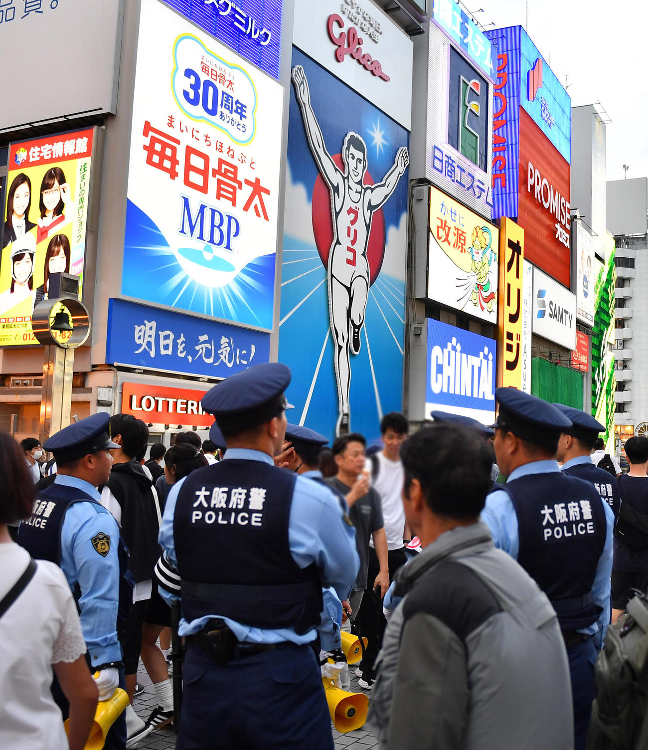 道頓堀の戎橋に多数の警察官が集まる（撮影・清水貴仁）
