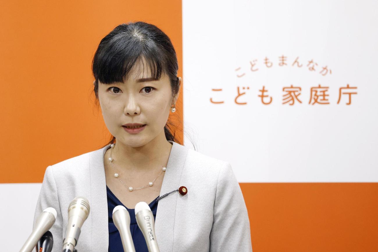 記者会見する加藤こども政策相（共同）
