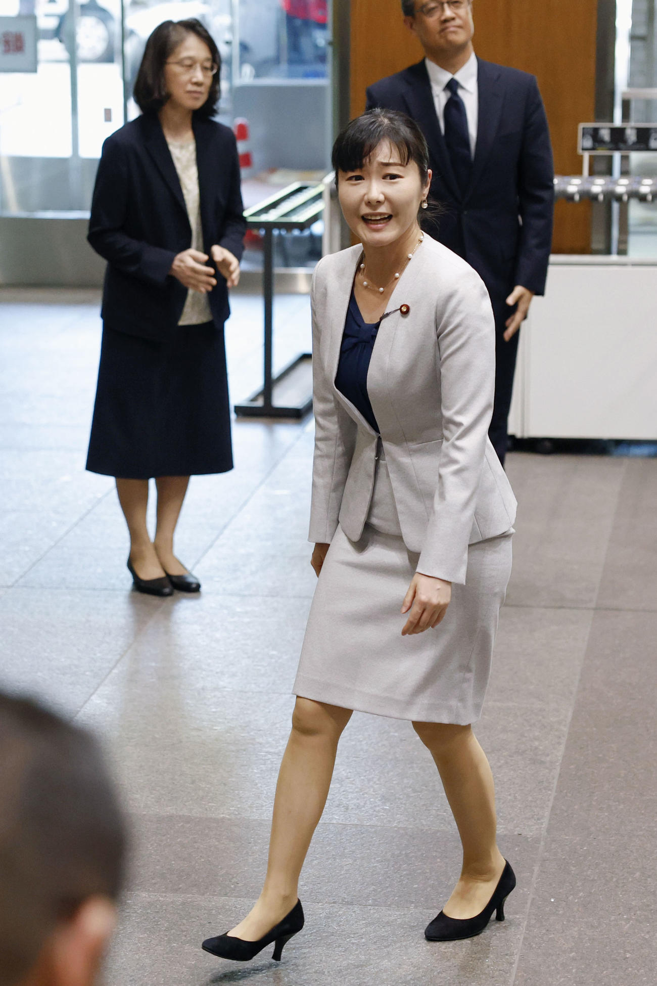 初登庁する加藤こども政策相