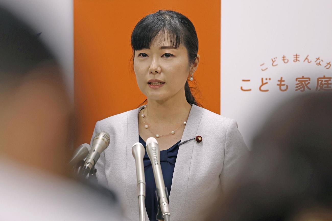 記者会見する加藤こども政策相（共同）