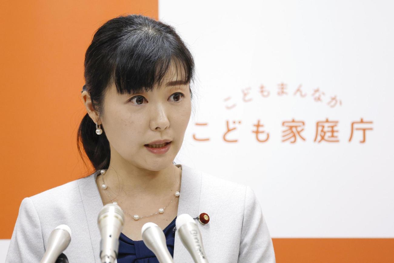 記者会見する加藤こども政策相（共同）