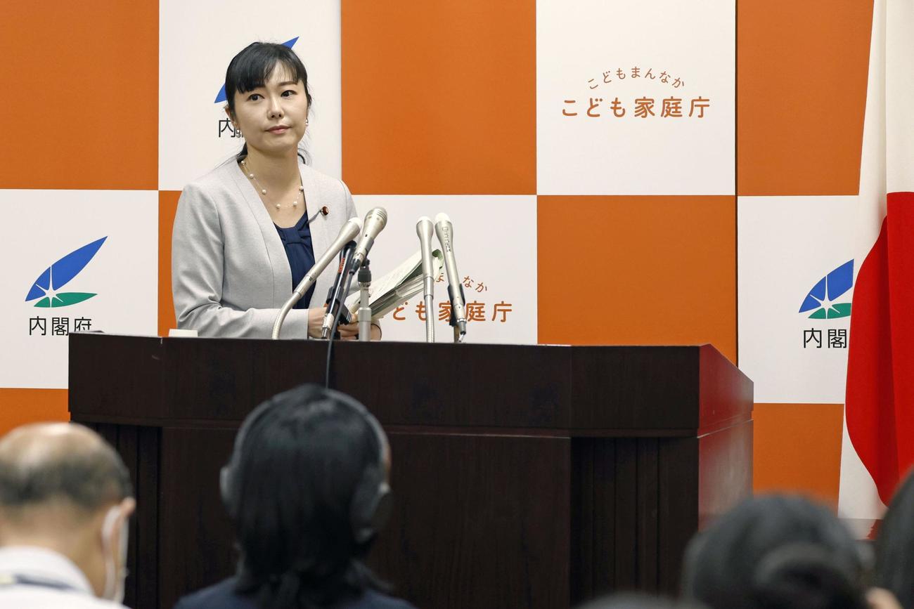 記者会見に臨む加藤こども政策相（共同）
