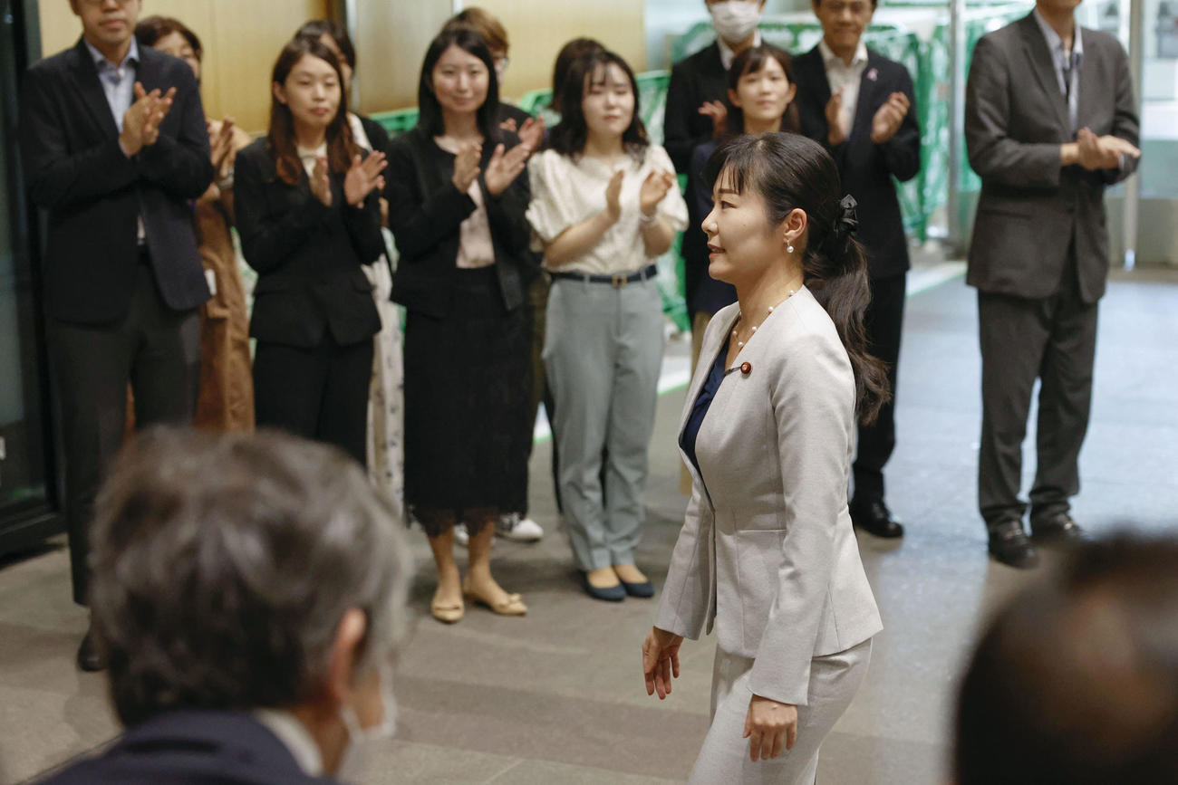 初登庁し、職員らの出迎えを受ける加藤こども政策相（共同）