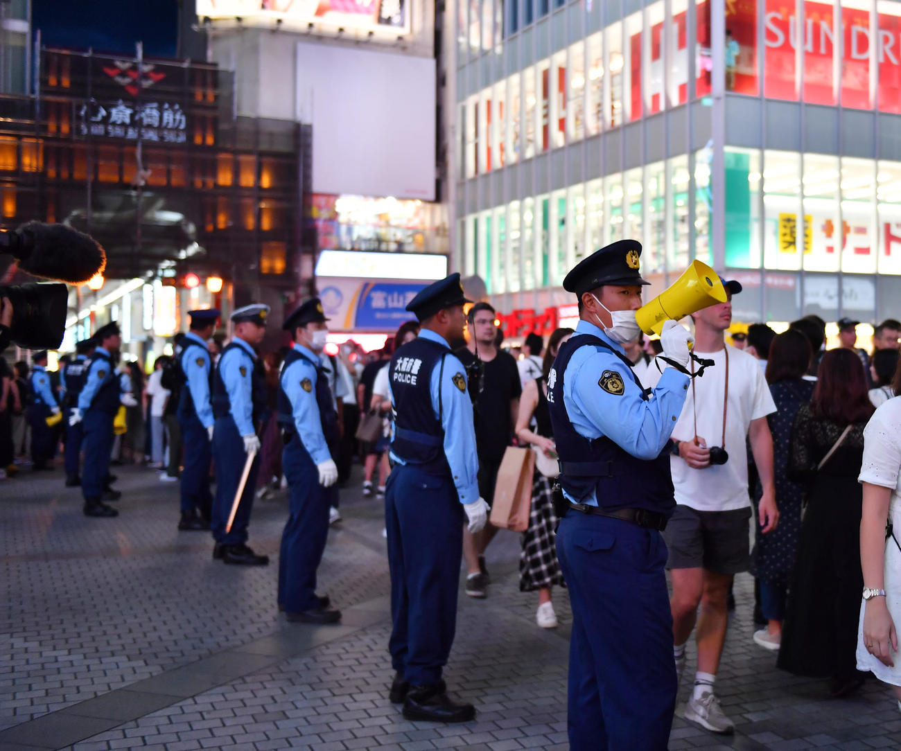 道頓堀の戎橋付近にはブルーシートで目隠しがされる（撮影・清水貴仁）