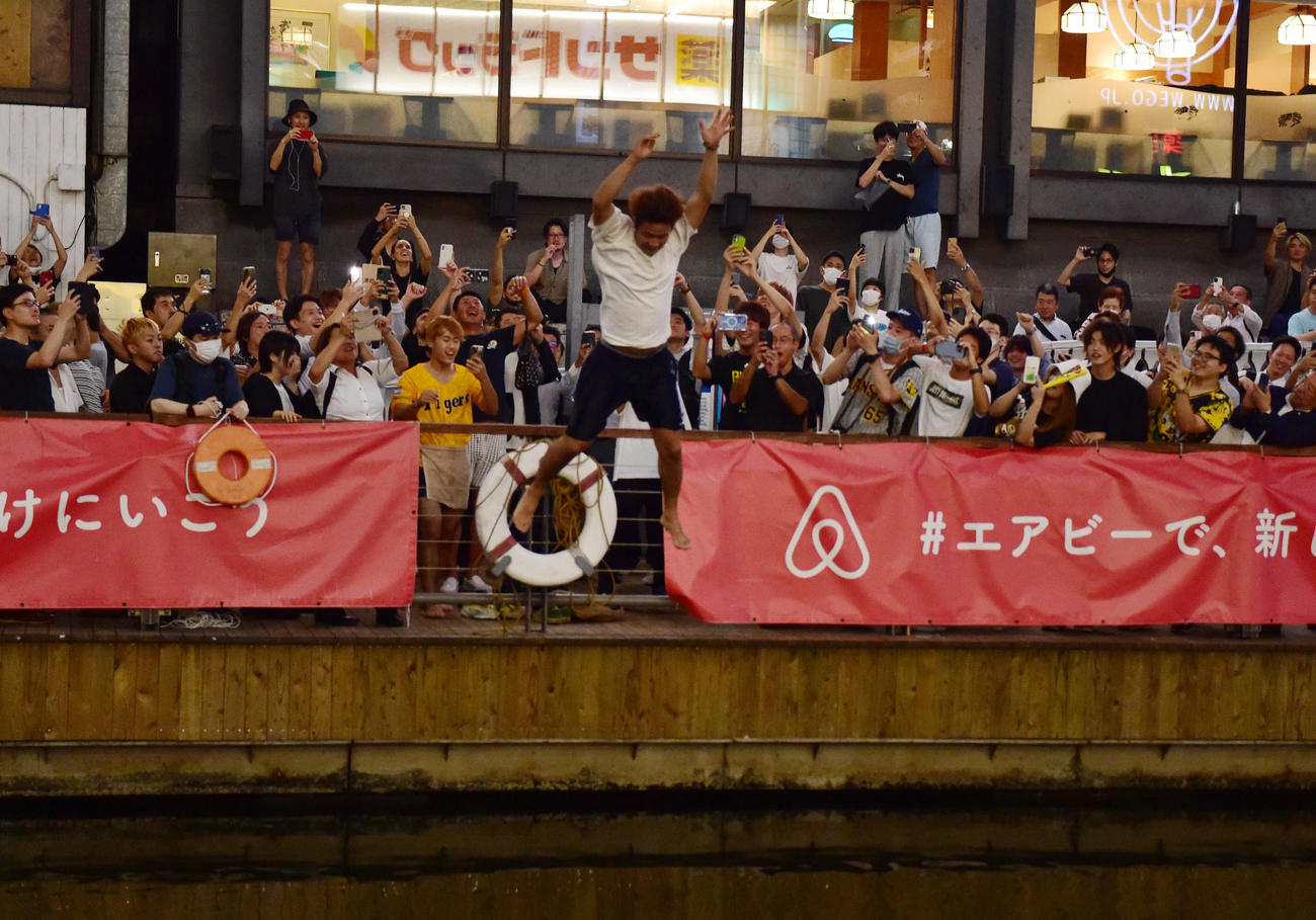 道頓堀に飛び込む人（撮影・清水貴仁）