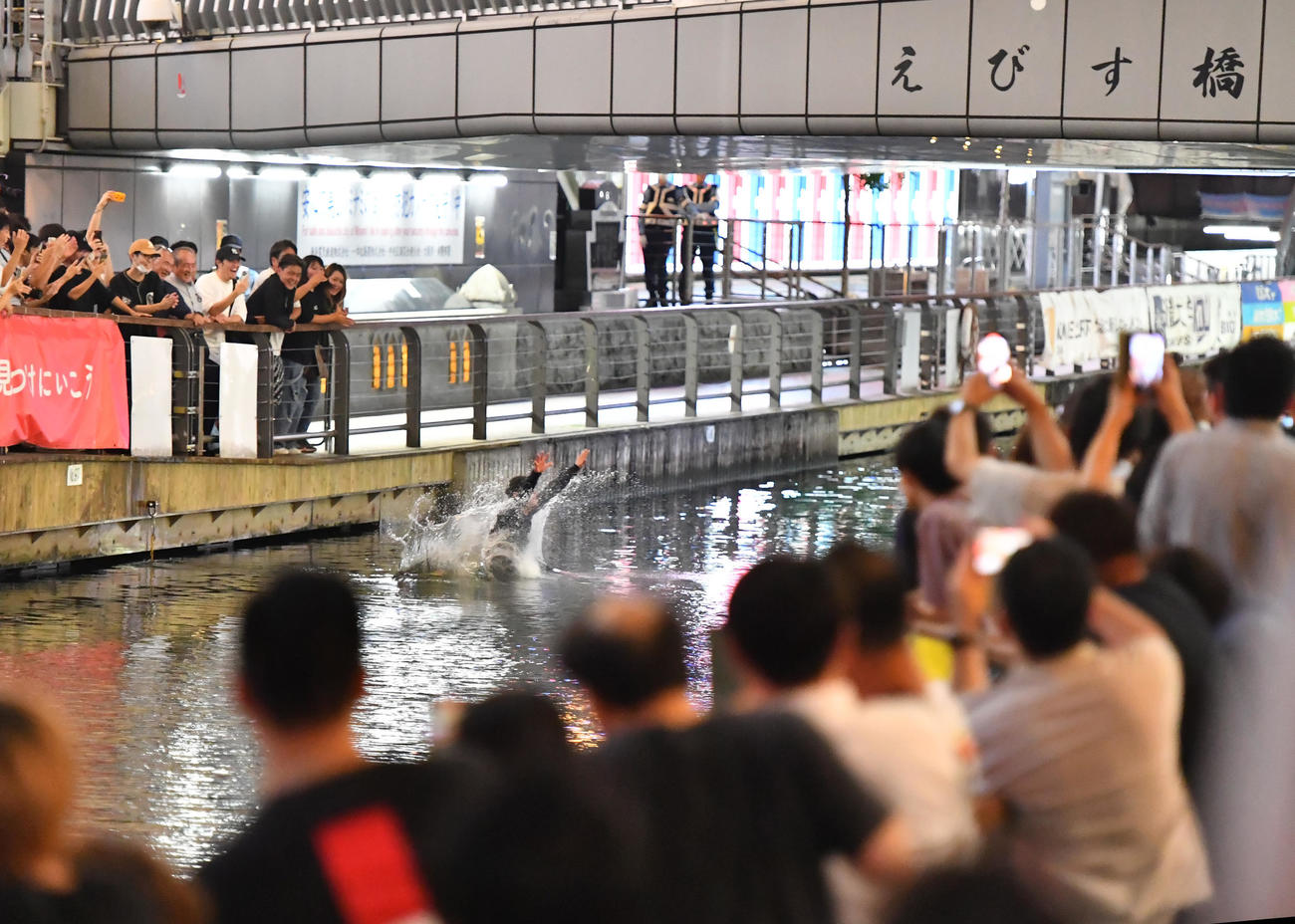 阪神が優勝を決め、道頓堀に飛び込む男性（撮影・清水貴仁）