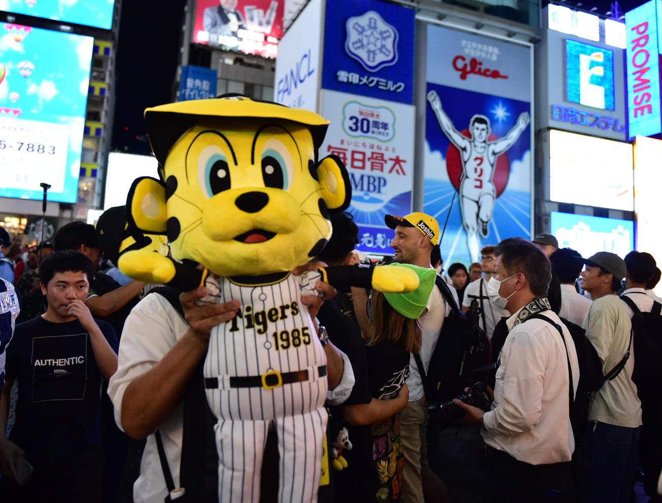 道頓堀の戎橋で歓喜する人たち（撮影・清水貴仁）