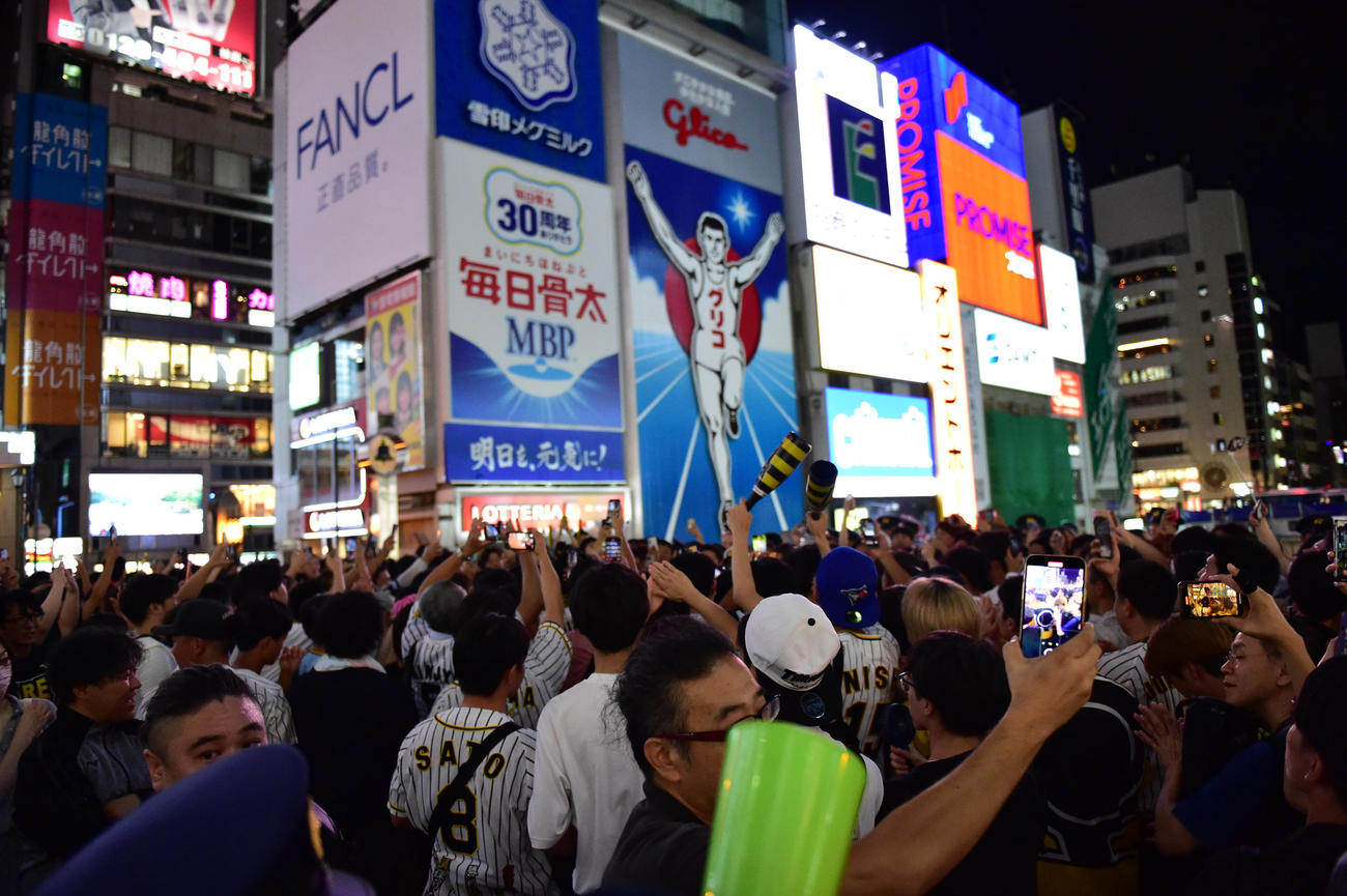道頓堀の戎橋で歓喜する人たち（撮影・清水貴仁）