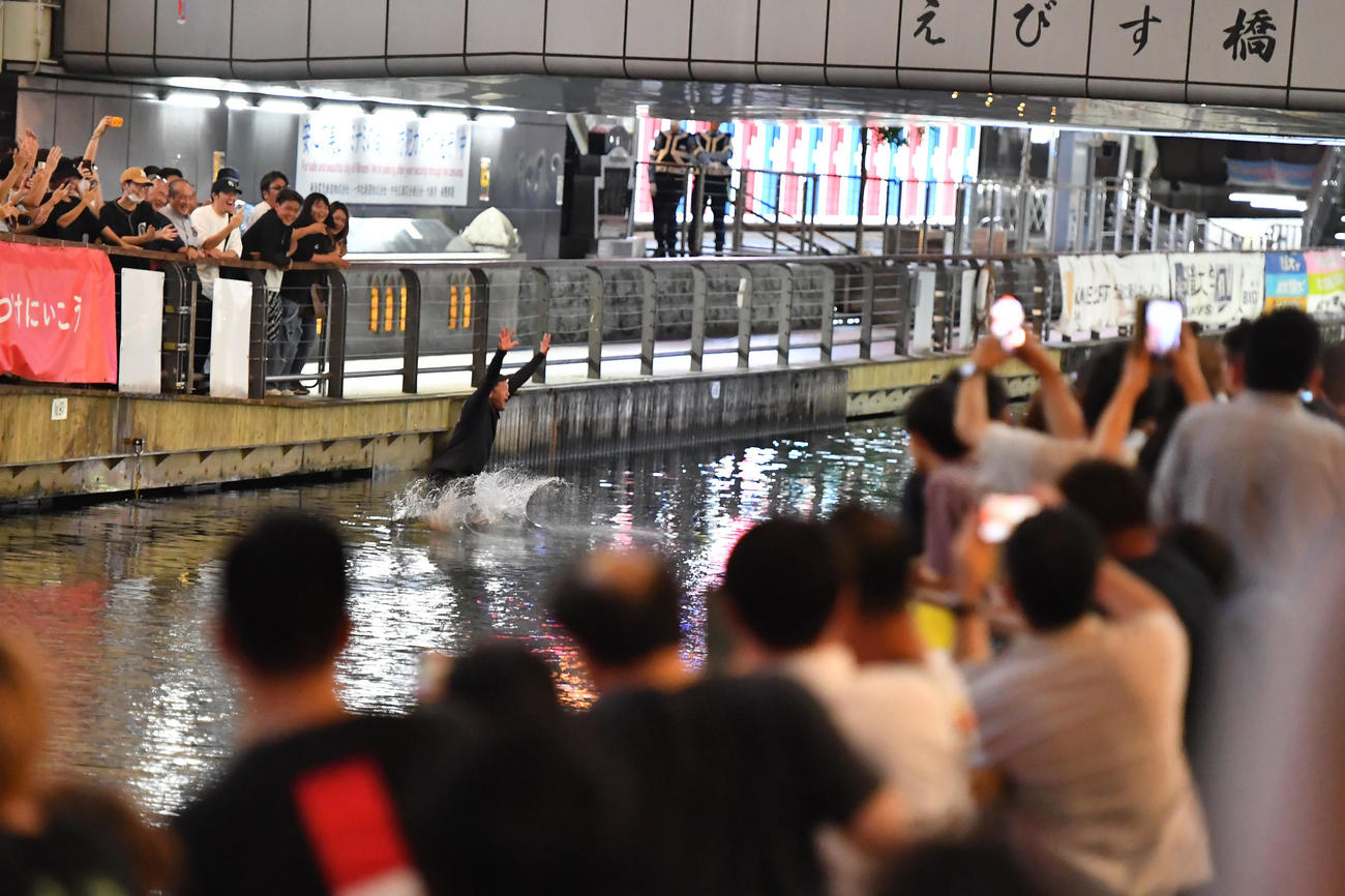 道頓堀に人が飛び込む人（撮影・清水貴仁）