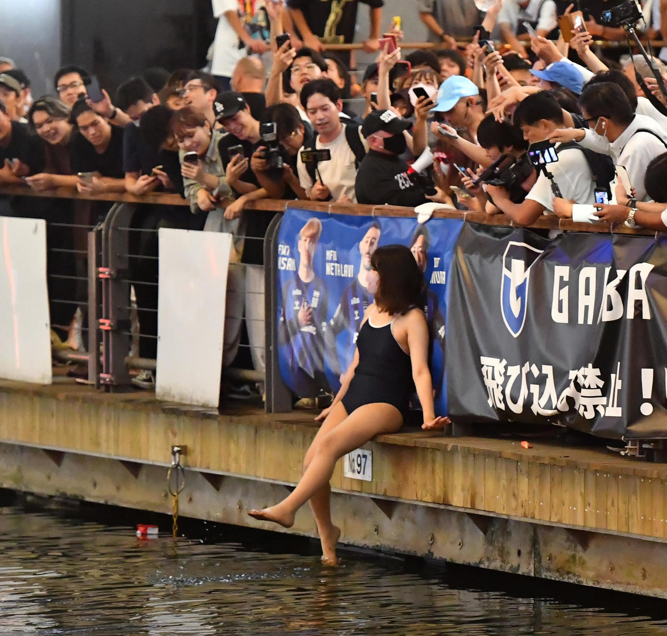 道頓堀に飛び込もうとする水着女性、結局飛び込ます（撮影・清水貴仁）