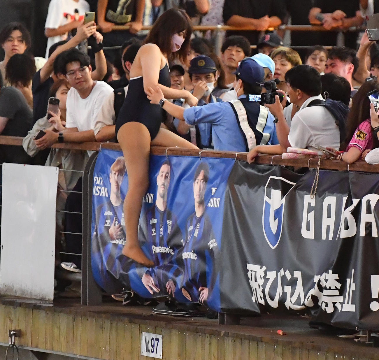 道頓堀に飛び込もうとする水着女性、結局飛び込ます（撮影・清水貴仁）