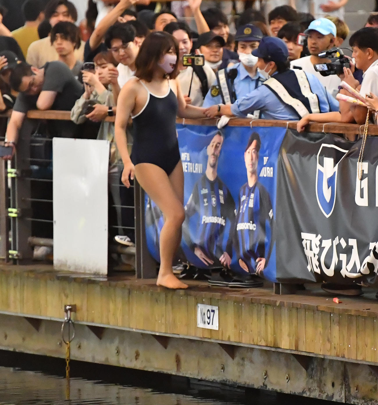 道頓堀に飛び込もうとする水着女性、結局飛び込ます（撮影・清水貴仁）