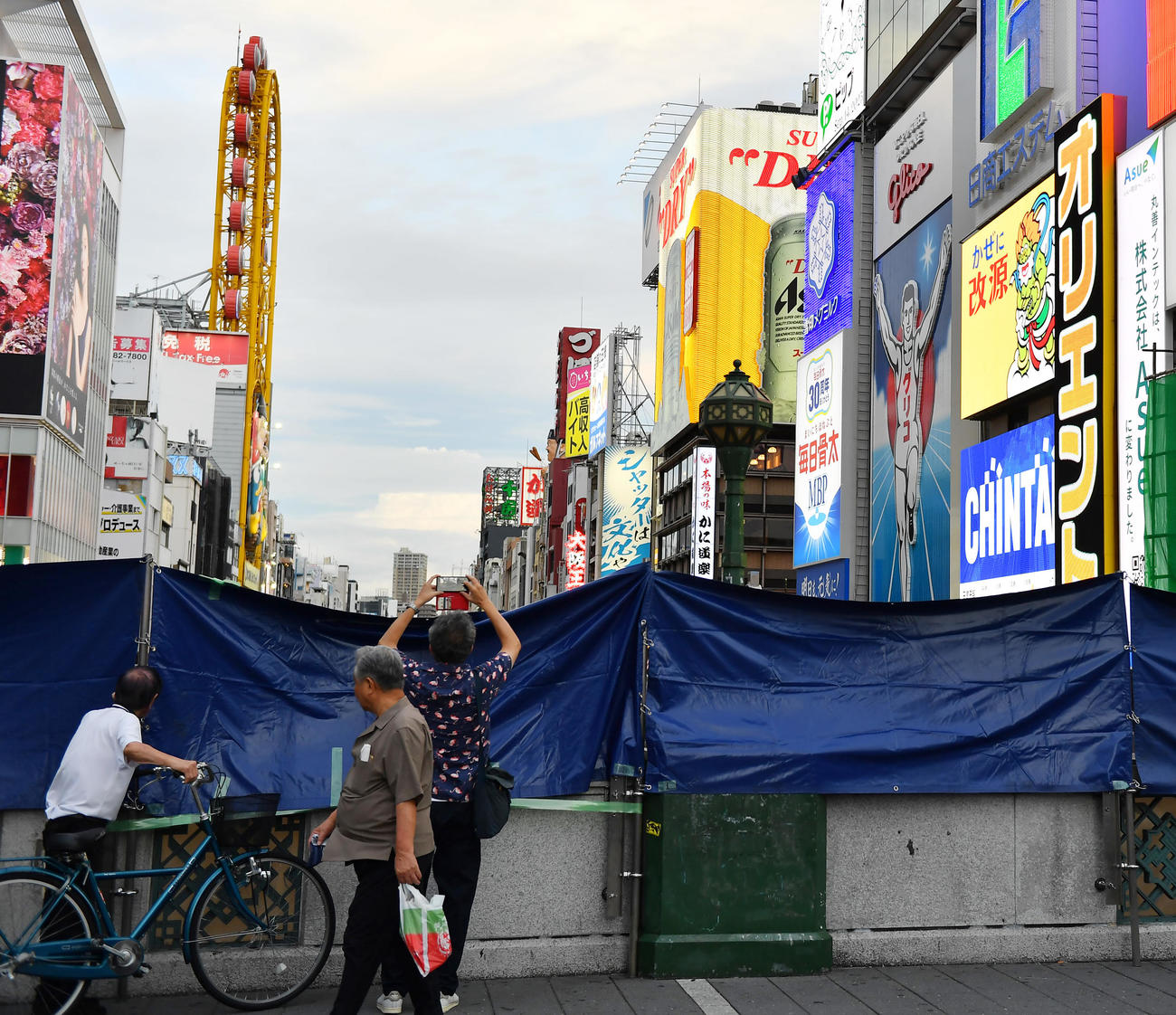 道頓堀の戎橋付近にはブルーシートで目隠しがされる（撮影・清水貴仁）