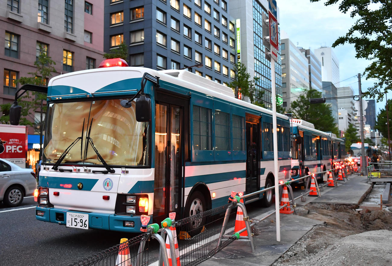 道頓堀の戎橋付近に多数の警察車両が到着する（撮影・清水貴仁）