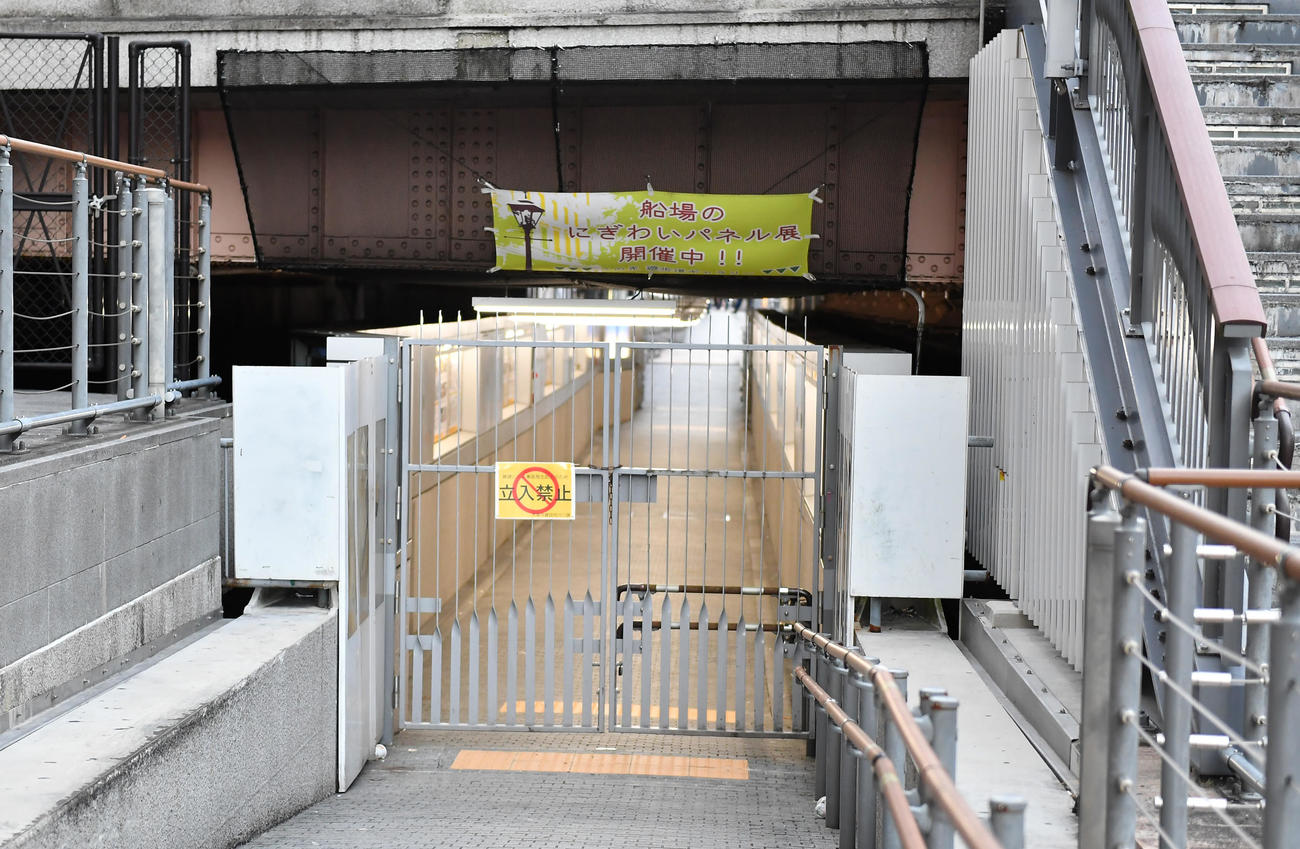 道頓堀の戎橋付近の川沿いの歩道は立ち入り禁止となる（撮影・清水貴仁）