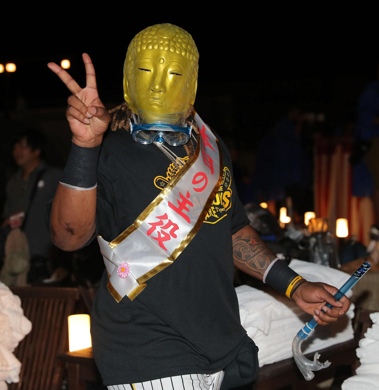 ピースをするミエセス（撮影・前田充）