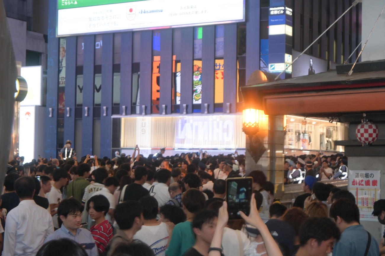 午後8時40分ごろ、大阪・道頓堀の戎橋周辺は人であふれた（撮影・松浦隆司）