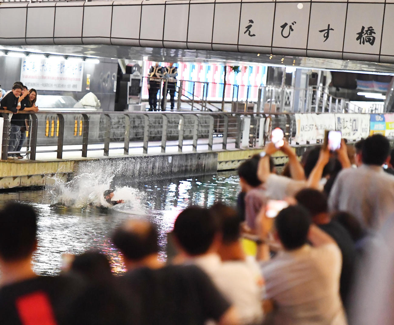 道頓堀に人が飛び込む（撮影・清水貴仁）