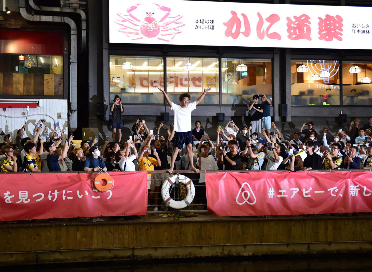 道頓堀に飛び込む人（撮影・清水貴仁）