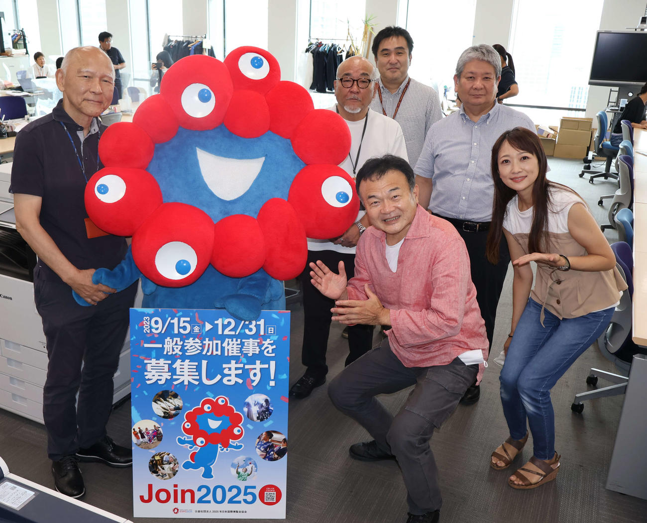 ミャクミャクが来社し、大阪・関西万博の一般参加催事募集スタートをPR（撮影・村上久美子）