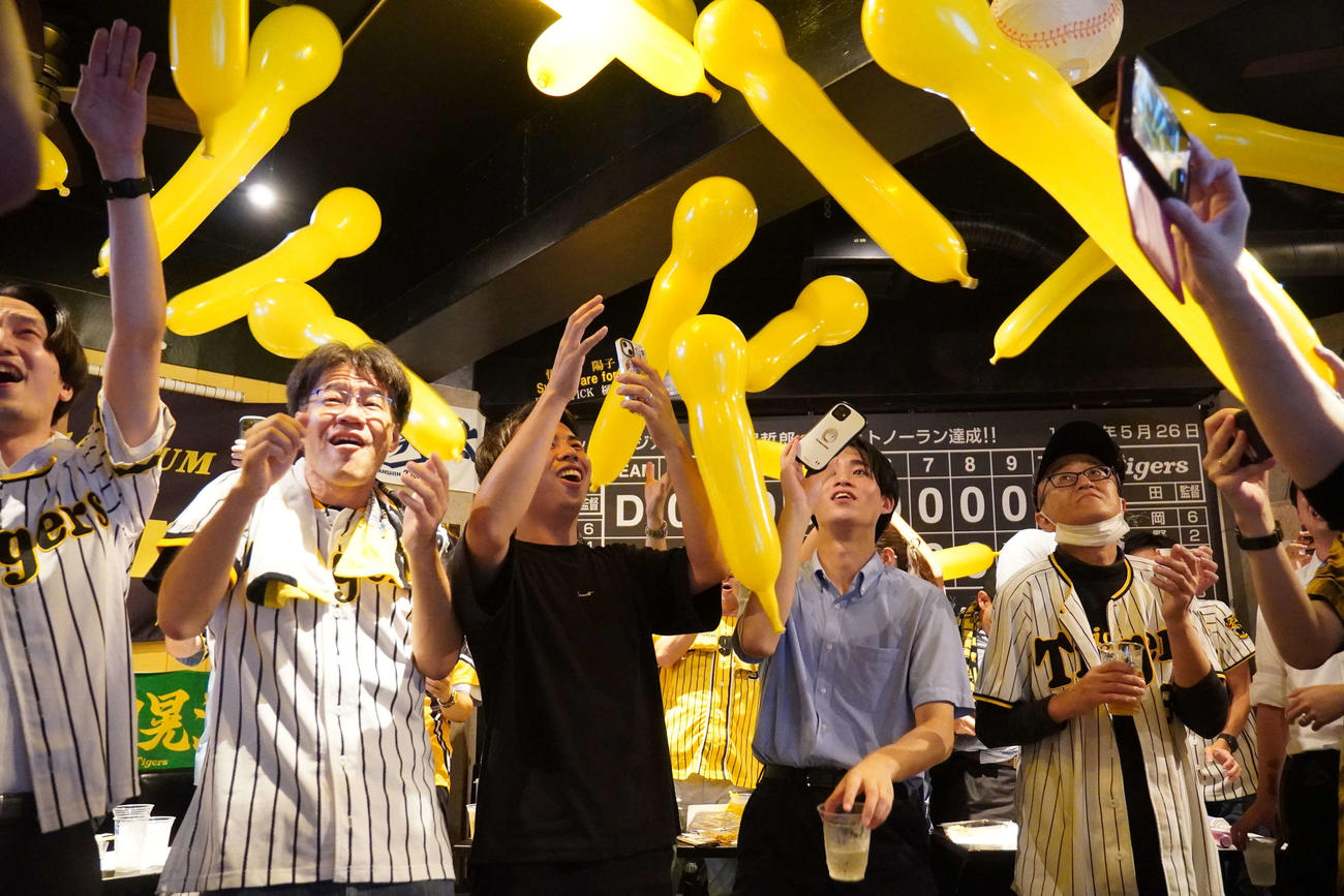 飲食店「TIGER STADIUM」でジェット風船を飛ばす阪神ファンら（撮影・沢田直人）