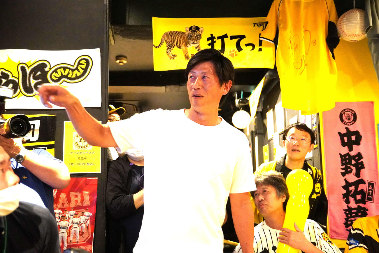 飲食店「TIGER STADIUM」に訪れた元阪神の的場寛一さん（撮影・沢田直人）