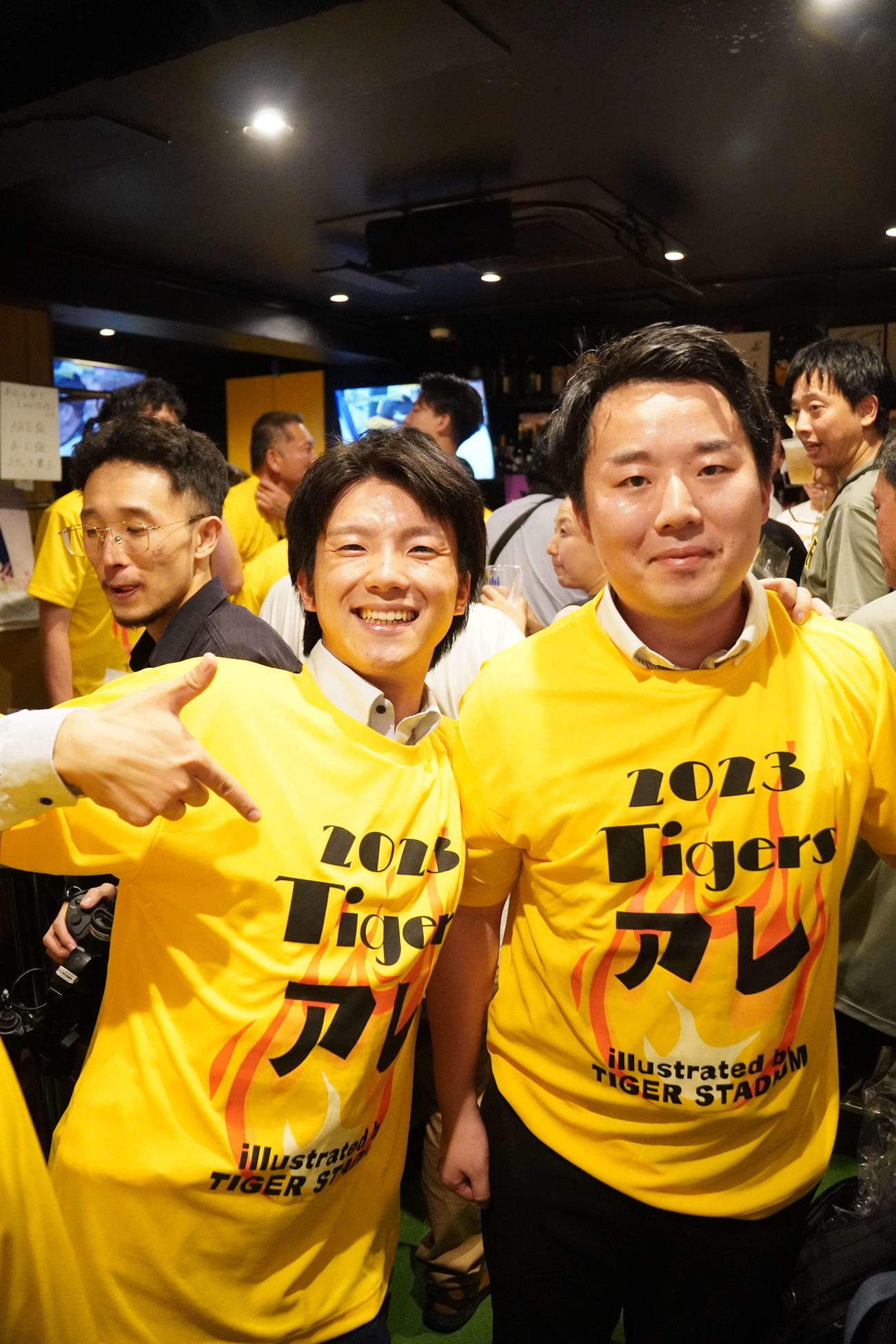 優勝記念Tシャツを着て笑顔を見せる小橋龍介さん（左）と矢川祐亮さん（撮影・沢田直人）