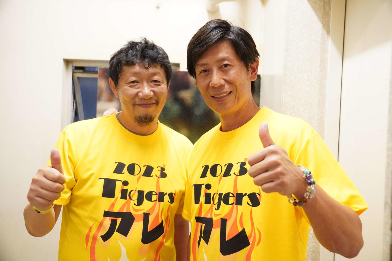 笑顔を見せる元阪神の川尻哲郎さん（左）と的場寛一さん（撮影・沢田直人）
