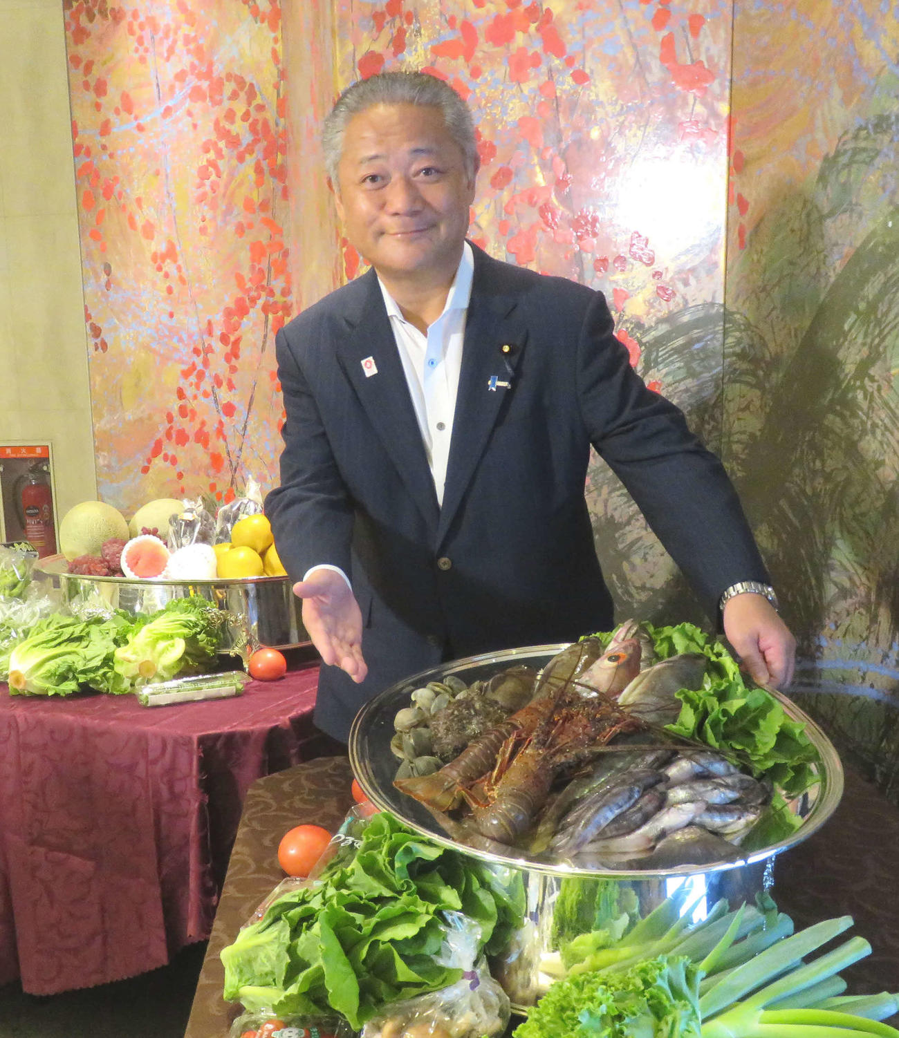 東北の食材の安全性やおいしさをアピールした日本維新の会の馬場伸幸代表（撮影・大上悟）
