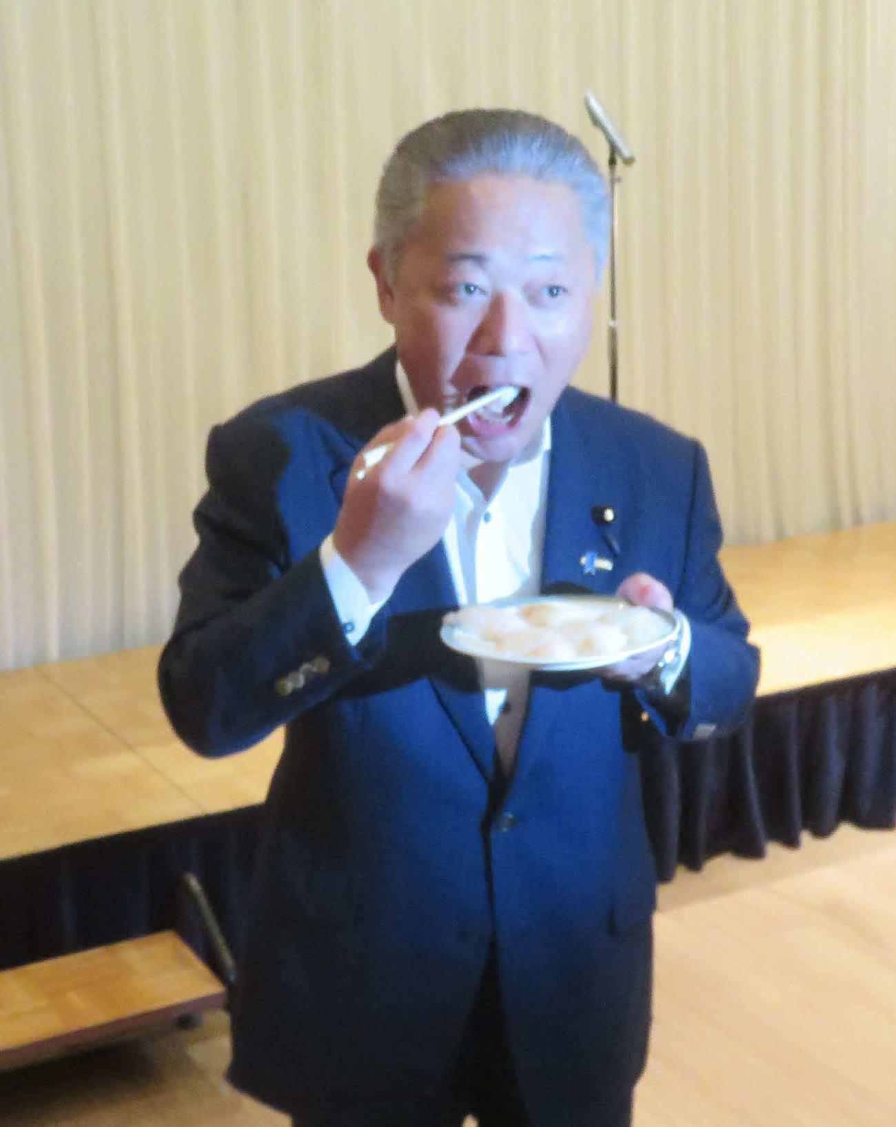 日本維新の会の馬場伸幸代表は福島産魚のにぎりずしに舌鼓を打った（撮影・大上悟）