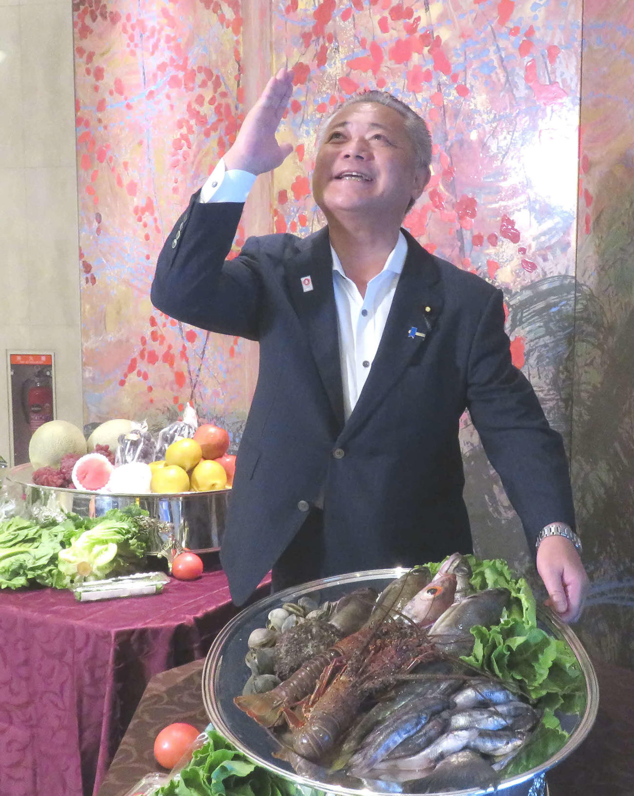 日本維新の会の馬場伸幸代表は「東北応援プロジェクト」で食材を手に「東北にいらっしゃ～い」ポーズをとった（撮影・大上悟）