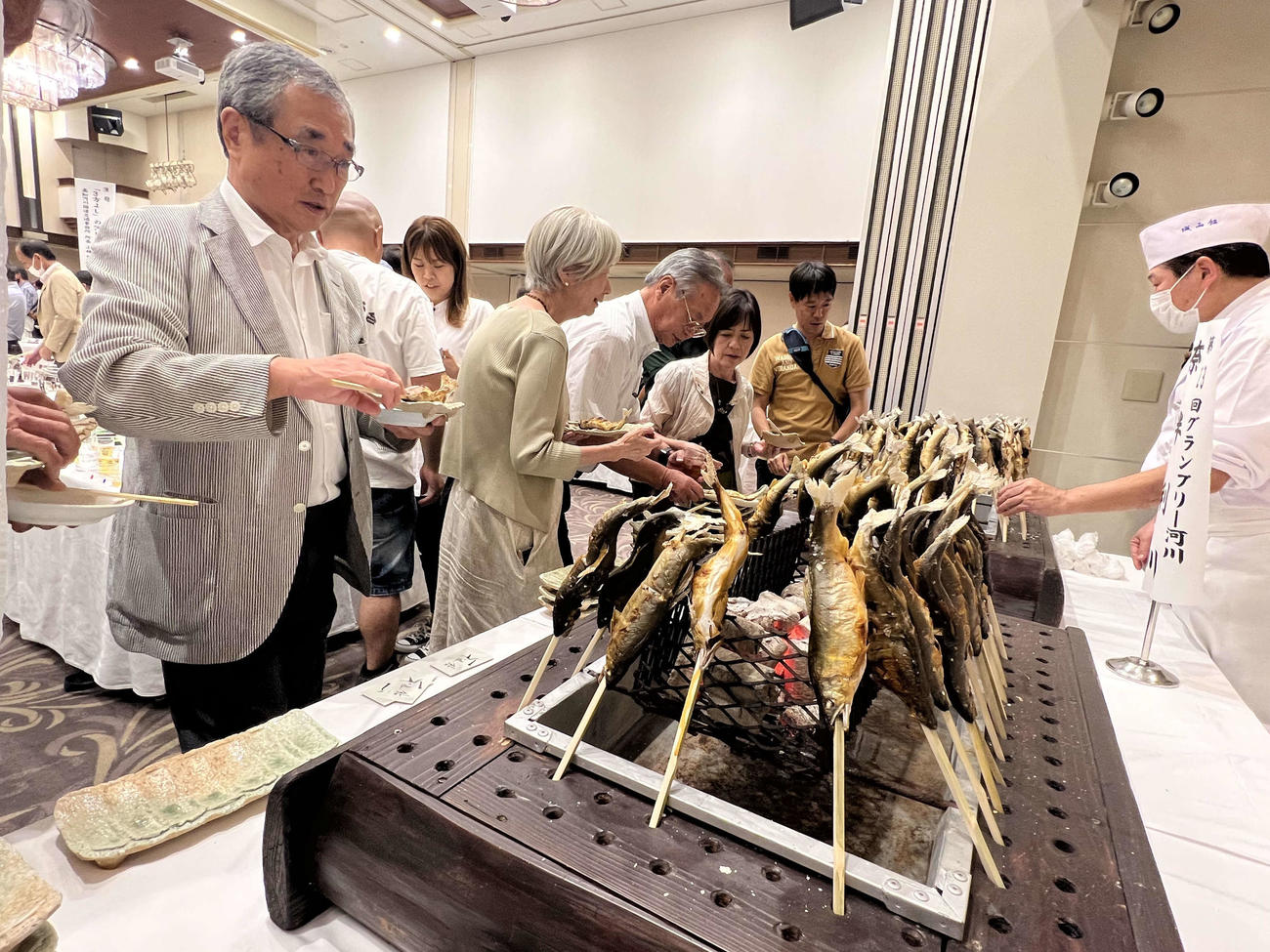 全国54河川から2200匹を超える天然アユが高知市に集められて今季のアユ日本一を決めた「第24回清流めぐり利き鮎会」
