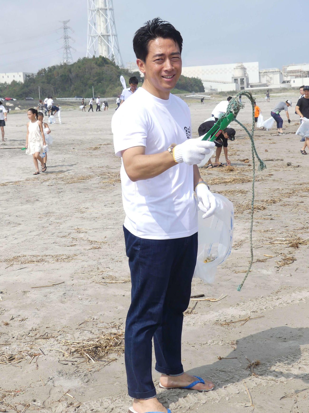 北泉海岸のクリーン作業を行う自民党の小泉進次郎元環境相（撮影・中山知子）