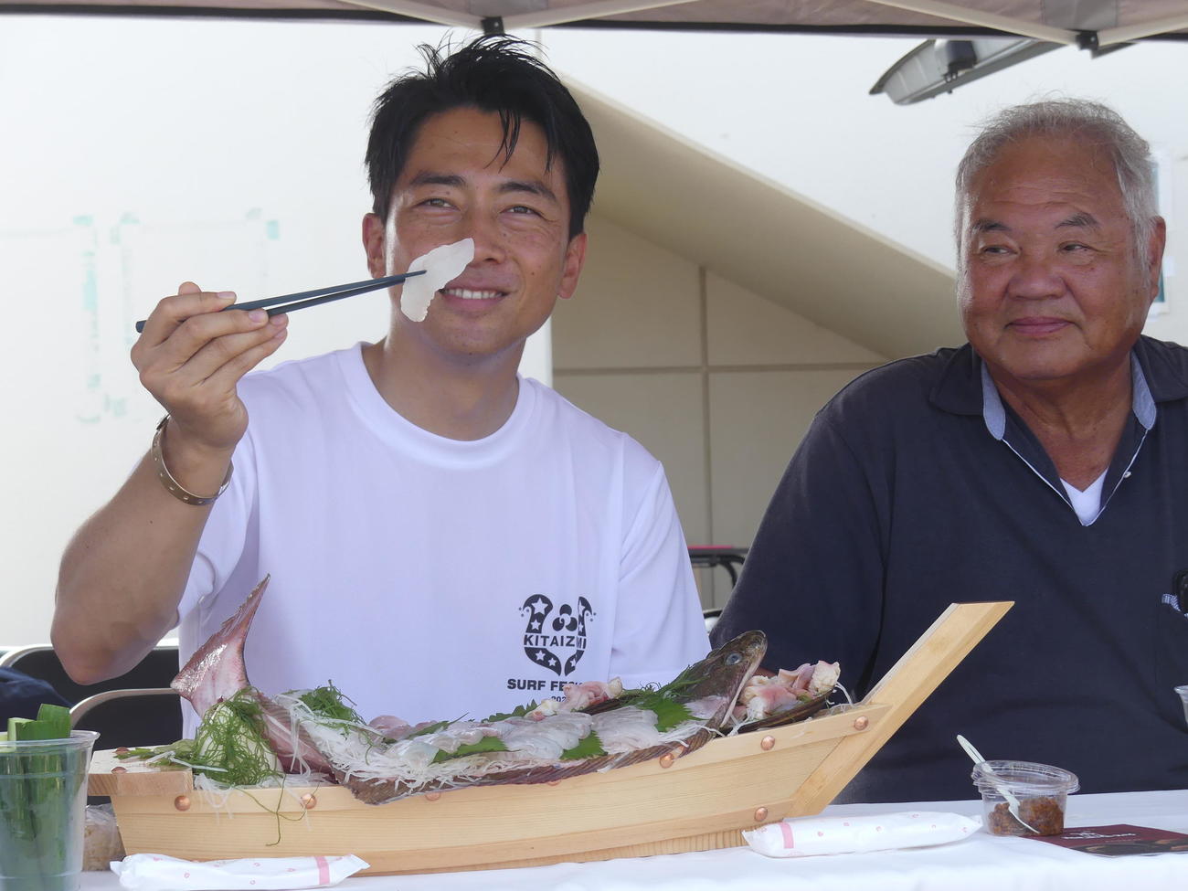 北泉海岸近くでとれたヒラメの刺し身を賞味する自民党の小泉進次郎元環境相（撮影・中山知子）