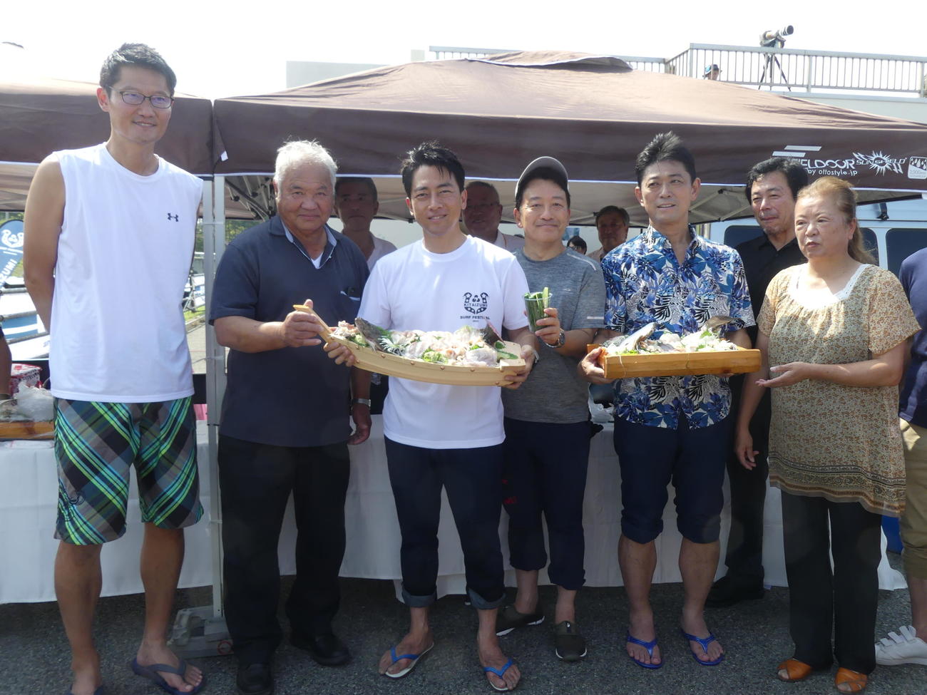 北泉海岸近くでとれたヒラメの刺し身を披露する小泉進次郎元環境相（左から3人目）ら（撮影・中山知子）