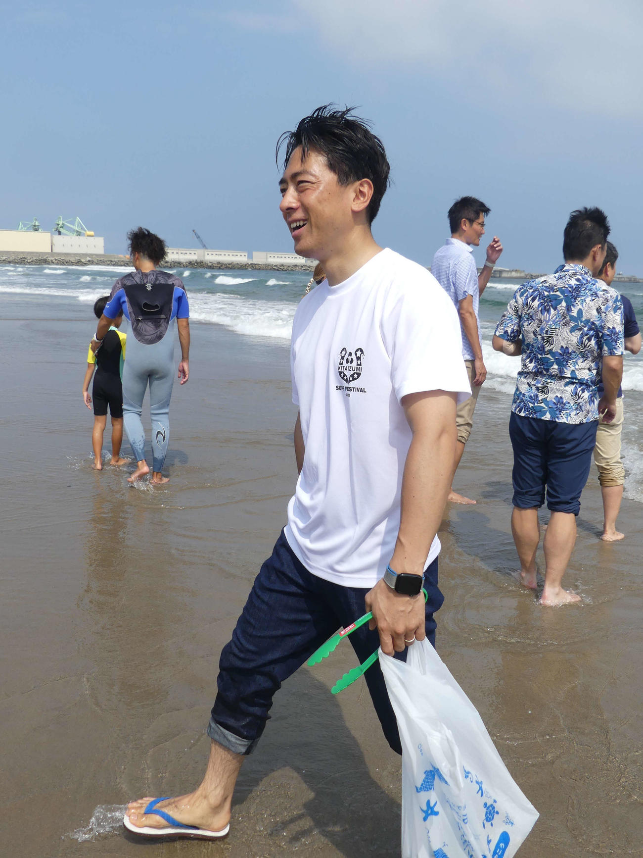 Tシャツにデニムで波打ち際で清掃作業を行う小泉進次郎元環境相（撮影・中山知子）