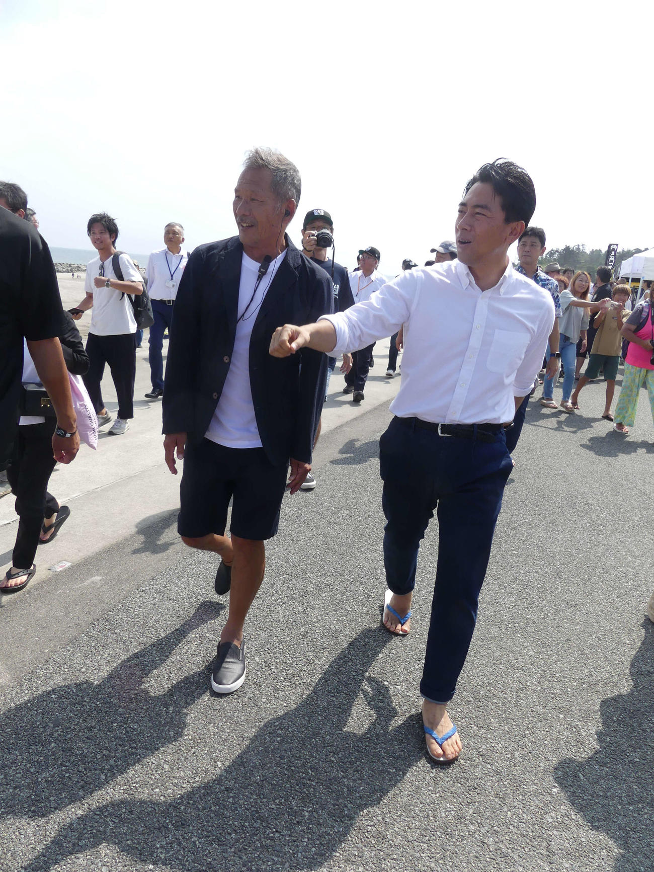 南相馬市のサーフィンイベントにビーサン姿で現れた自民党の小泉進次郎元環境相（撮影・中山知子）