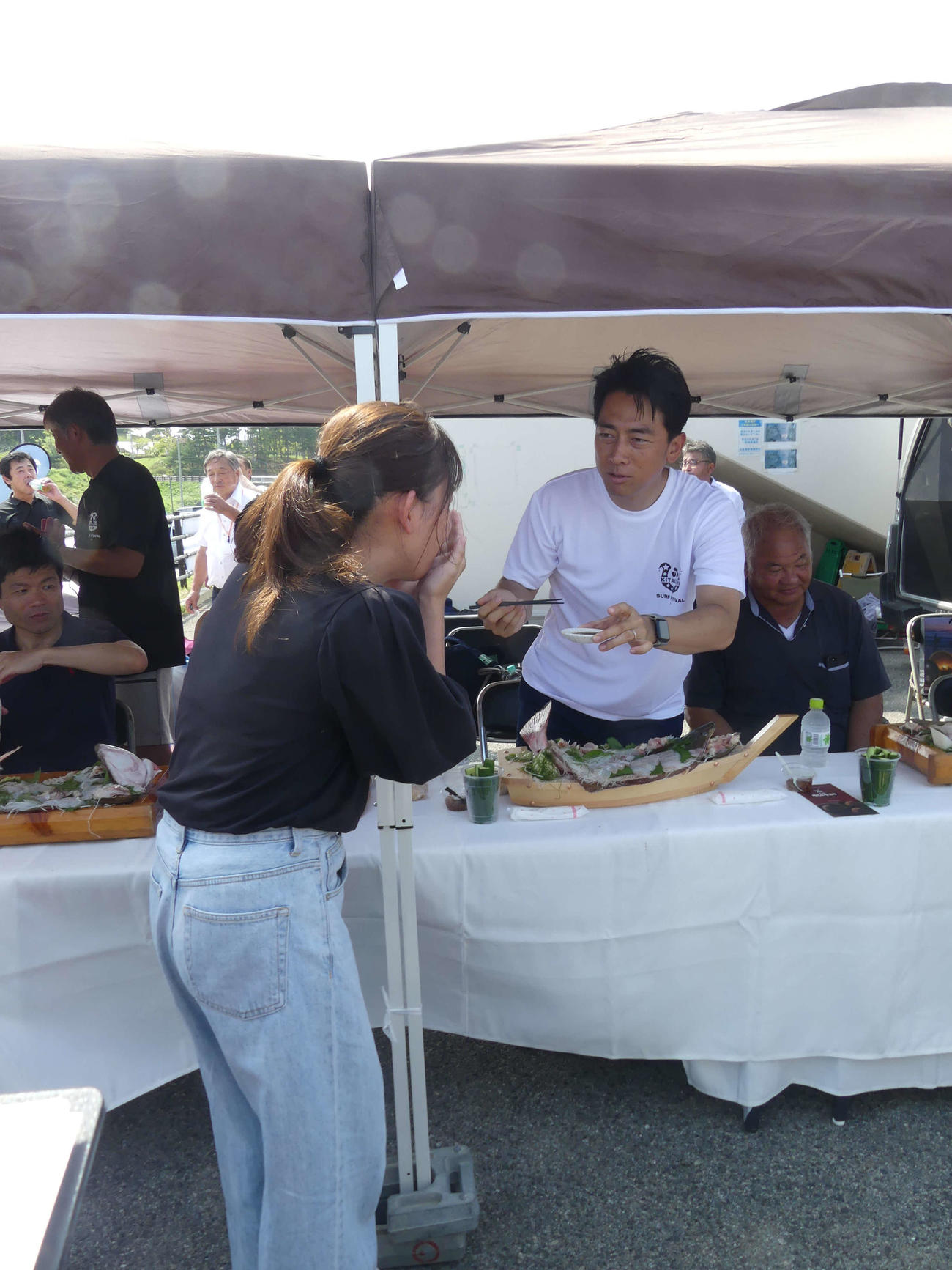 北泉海岸近くで水揚げされたヒラメを来場者にも振る舞う自民党の小泉進次郎元環境相（撮影・中山知子）