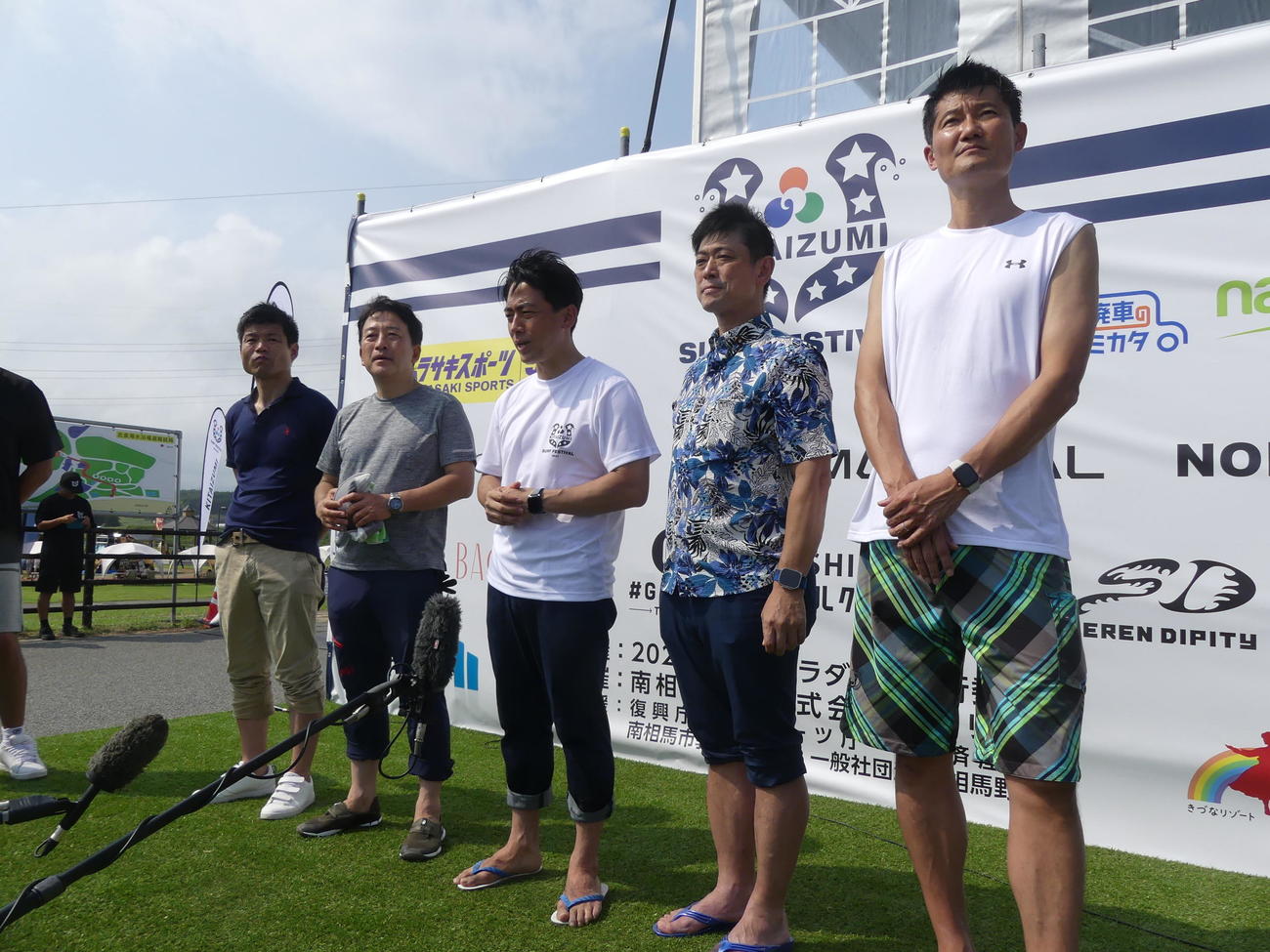 北泉海岸でのサーフィンイベントを視察後、取材に応じる左から自民党の勝俣孝明氏、笹川博義氏、小泉進次郎氏、高村正大外務政務官、朝日健太郎環境政務官（撮影・中山知子）