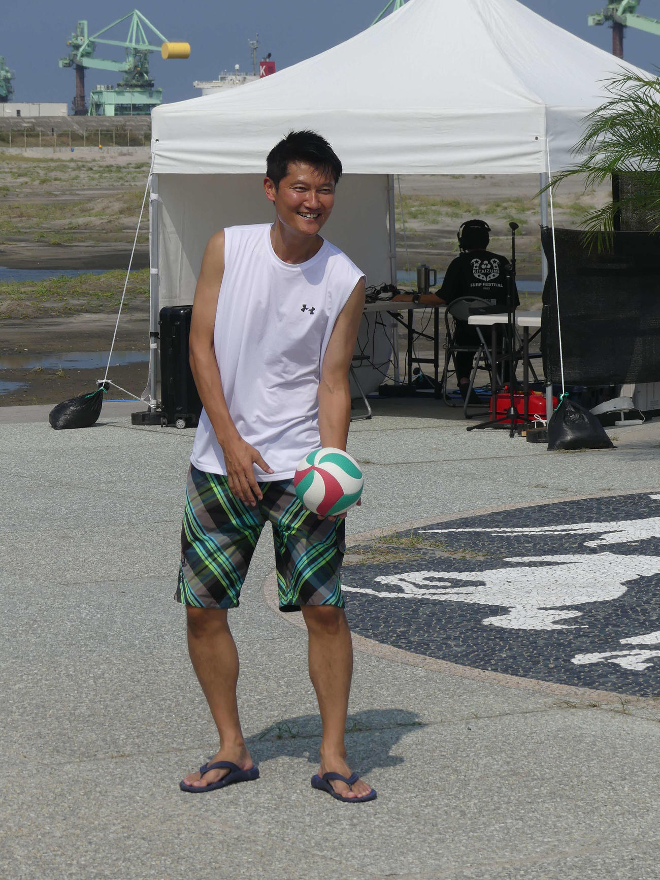 北泉海岸の視察で、イベントに参加した人とビーチバレーを楽しんだ自民党の朝日健太郎環境政務官（撮影・中山知子）