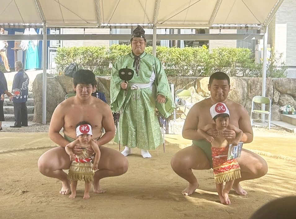 越木岩神社で行われた秋祭りの奉祝行事「泣き相撲」の様子（越木岩神社提供）