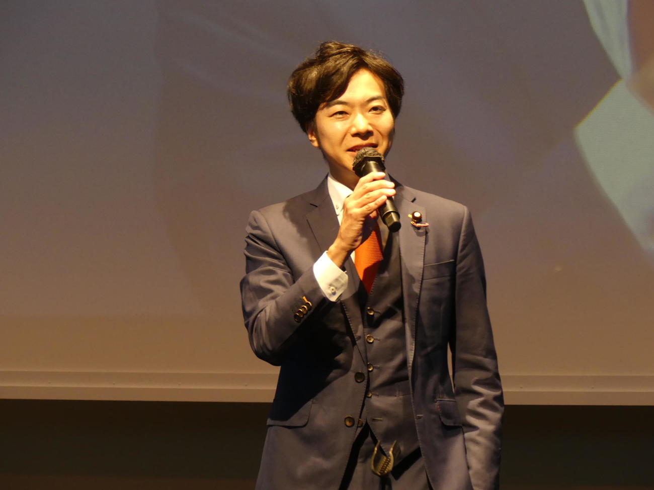 政治活動10周年と40歳の誕生日を祝うパーティーであいさつする日本維新の会の音喜多駿政調会長（撮影・中山知子）